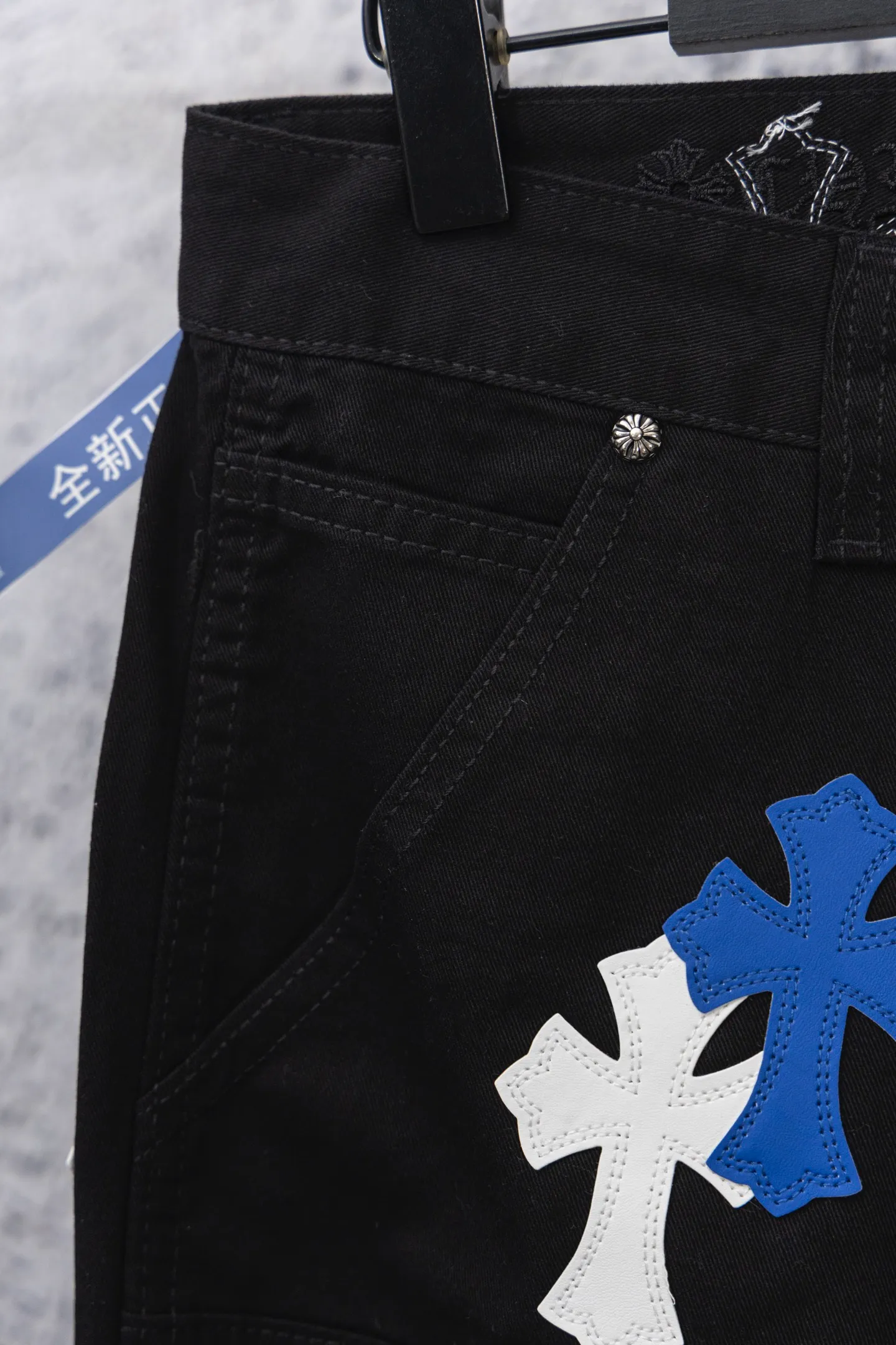 P260 CH Chromehearts blue and white cross stitched leather black workwear jeans and logging pants. The cabinet price is 34W, with patchwork cross pattern embellishment and washed jeans! ! An absolutely high-end luxury product, a 1.9W-level god-level single product, a super popular product, made by top heavy industry, a magic weapon that cannot be missed! [About Zangyin] This is an extremely luxurious fashion brand that can also be called the aristocracy of the high street. It has always been an exclusive brand for some hipsters or rich second generations. Compared with ordinary high streets, it is more luxurious and noble. Compared with luxury brands, it is more fashionable and individual. It has always been a brand that I have a special liking for. [Top heavy industry fashion design] Consistently high-street luxury style. Speaking of this style, the Zangyin family and GU family are definitely the leading representative brands. Especially the Zangyin family has really achieved a state-of-the-art effect in creating high-street style. The unique washed material is used to create this style. The color system is already quite eye-catching. After it is decorated with patchwork cross flowers, it cleverly highlights the charm of the brand. Secondly, this style uses classic The high-waist cutting design highlights the long legs and fashionable temperament of the upper body. The brand is highly recognizable and the slim fit configuration is more suitable for daily wear. It is a product that interprets personality, fashion, and specifications at a glance. This single product is enough to make any fan excited. It can be a white T-shirt for a youthful college style, or a tight suspender for a royal style. It has strong matching ability and can be easily controlled by men.  [Materials and craftsmanship] Needless to say, this point goes without saying. As an excellent craftsman brand, Zangyin’s requirements for details and craftsmanship are really perfect. The washed color of this model has gone through so many processes, not to mention the embellishment of denim appliques. It is also purely hand-made and sewn. Just like what they believe in, only hand-made things have soul and have the meaning of wear. A top-notch heavy-duty fashionable denim item, I look forward to your perfect interpretation! !  Color: Black Size: 28-36